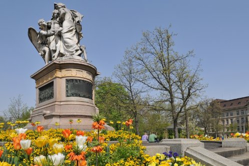 Strassburger-Denkmal mit Blumen im Frühling