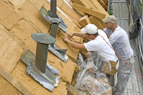 Bauarbeiter auf einem Dach