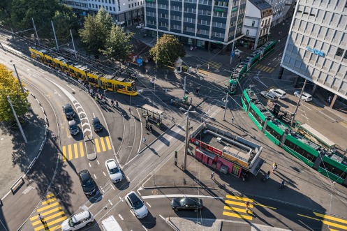 Kreuzung am Aeschenplat mit Trams, Autos und Velos