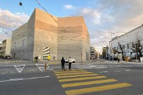 Neubau des Kunstmuseums mit Fussgängerstreifen