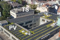 Blick auf Dach mit PV-Anlage und thermischer Solaranlage
