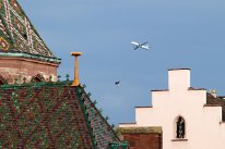 Flugzeug über dem Dach des Basler Münsters