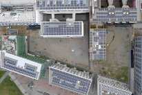 Dächer von oben mit Solarpanels bestückt
