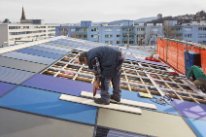 Anbringen Solarpanels farbig auf Dach Kohlesilo