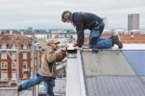 Anbringen Solarpanels farbig auf Dach Kohlesilo