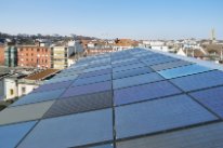 Solarpanels farbig auf Dach Kohlesilo